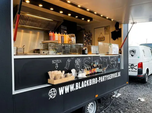 Innenansicht des Trucks mit Saucen, Getränken und Chalkboard-Illustrationen.